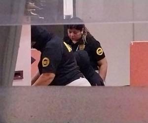 Tres agentes revisan varios documentos que estaban guardados dentro de un archivo en una de las oficinas.