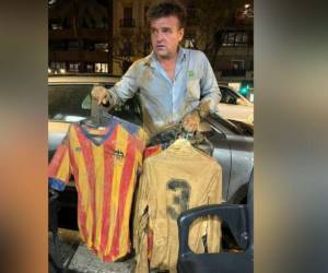 José Ponce no acató las órdenes de las autoridades españolas, exponiendo su vida en peligro para rescatar la colección de sus camisetas del Valencia que tanto atesora.