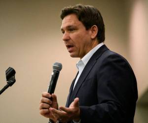 El gobernador de Florida, Ron DeSantis, ha sido criticado por las fuertes medidas que ha tomado en las últimas semanas.