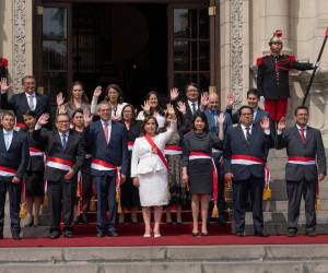 La nueva presidenta de Perú, Dina Boluarte (centro), posa para una foto con sus ministros de gabinete recién nombrados después de la ceremonia de juramentación en el Palacio de Gobierno en Lima el 10 de diciembre de 2022.