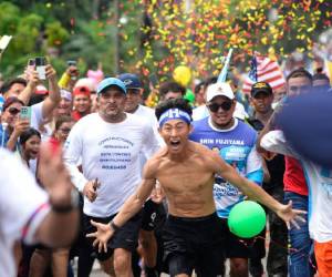 El influencer japonés Shin Fujiyama fue recibido hoy por miles de personas en la ciudad de El Progreso, Yoro, en su último trayecto de su reto de correr 3,000 km para recaudar fondos por la educación hondureña.