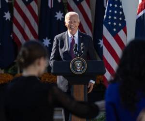 El mandatario estadounidense Joe Biden firmó la orden de regular inteligencia artificial.