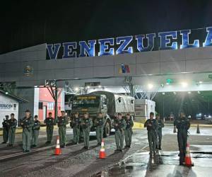 Elementos de la Fuerza Armada Nacional Bolivariana (FANB) resguardan el punto fronterizo.