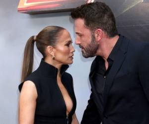 Jennifer López y Ben Affleck siguen acaparando los principales titulares por su supuesta crisis matrimonial, que ha sido continuamente avivada por los indicios de problemas que la pareja deja entrever, como el que protagonizaron en su segundo aniversario de bodas. A continuación los detalles.