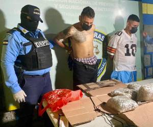 A los detenidos se les decomisó dos paquetes con supuesta marihuana, un revólver y municiones.