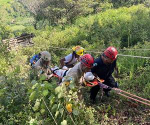 Un equipo de emergencia llegó rápidamente a la escena, pero lamentablemente no se pudo hacer nada para salvar la vida del joven afectado ya que había fallecido por lo que hicieron labores para recuperar su cadáver.