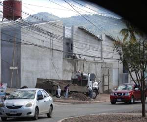 La cercanía de un motel con centros educativos, iglesias y un hogar para ancianos desata protestas en la zona, alegando que altera el entorno residencial.