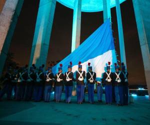 En el monumento a La Paz, en el Cerro Juana Laínez, se llevaron a cabo los actos de juramentación a la Bandera Nacional.