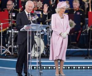 El monarca británico estuvo acompañado de la reina Camila durante el discurso.