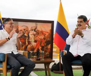 Maduro y Petro estuvieron sentados cara a cara en un evento folklórico junto a ellos había una raya blanca que marcaba la frontera.