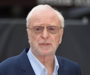 El actor Michael Caine, ícono del cine británico de 90 años, anunció este sábado que se retirará de las pantallas, poniendo fin a su carrera de siete décadas con el filme The Great Escaper. Del personaje manipulador de “La huella” al científico mentiroso de “Interstellar”, pasando por el mayordomo de “Batman”, Caine ha actuado en más de 160 cintas. Aquí te presentamos las mejores películas del actor.