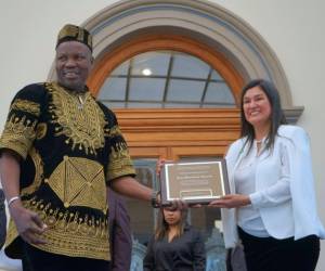 El Príncipe de Camerún, Jean Louis Bingna, entregó el reconocimiento de Embajadora de la Paz y Defensora de los Derechos Humanos a Sua Martínez Ibarra, en el Congreso Mundial que se llevó a cabo en México.