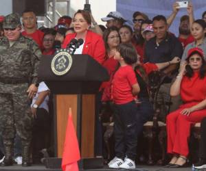 Momento en que la presidenta Xiomara Castro realiza su discurso durante la movilización de este sábado por parte de simpatizantes del partido Libre.