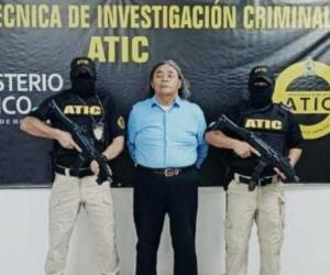 Agentes de la Agencia Técnica de Investigación (Atic) muestran al detenido.