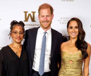 La pareja y la madre de Meghan asistieron a los premios Women of Vision.