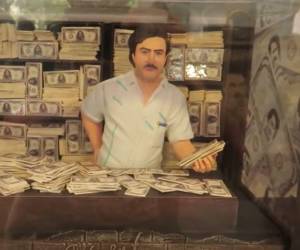 La Casa Museo de Pablo Escobar, antes de ser demolida, albergaba una colección de objetos relacionados con la vida del narcotraficante colombiano. La visita a la casa permitía a los visitantes adentrarse en la historia y el legado de Pablo Escobar, así como explorar los diferentes espacios que conformaban su residencia