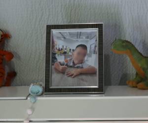 En la ataúd del menor, su madre y familiares colocaron algunos juguetes que pertenecieron a Mateo.