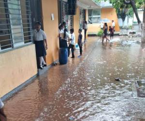 Las autoridades de Educación determinaron suspender las clases en los centros educativos públicos y privados en las zonas donde hay mayor afectación por la tormenta tropical Sara.