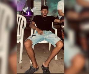 La noche del domingo 24 de noviembre se registró un trágico accidente en la carretera principal frente a la municipalidad de Roatán, Islas de la Bahía, donde perdió la vida Kevin Aguilar Martínez, de 21 años, residente de la comunidad de El Berrinche.