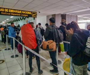 En Machu Picchu unos 200 turistas, principalmente norteamericanos y europeos, salieron caminando por la vía férrea hasta la localidad de Ollantaytambo.