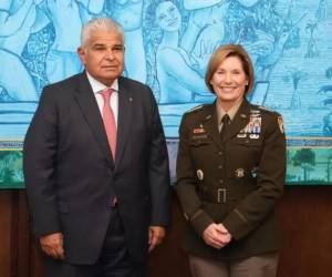 El presidente de Panamá, José Raúl Mulino, y la jefa del Comando Sur de Estados Unidos, la general Laura Richardson.