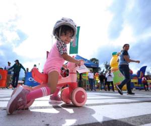 A bordo de su cuatriciclo rosa, del mismo color de su atuendo, la pequeña Joy Marie Hebberth González cautivó al público en la décima edición de la Vuelta Ciclística Infantil 2024 en la categoría de cero a cuatro años. Aquí sus fotos.