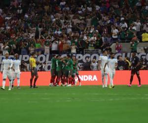 El “cerrojo hondureño” apenas pudo resistir 50 golazos y México abrió el marcador con un golazo de Romo.