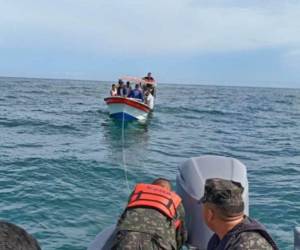 Momento en que la Naval socorría a los ocupantes de la lancha.