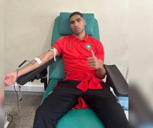 El jugador Achraf Hakimi donando sangre.