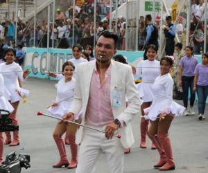 Un dinámico instructor llamó la atención en los desfiles patrios celebrados en la capital de Honduras este 15 de septiembre. El joven tomó la batuta y lideró al cuadro de bellas estudiantes.