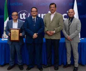 La mesa principal estuvo integrada por el doctor Alejandro Young, Decano de la Facultad de Ciencias de la Salud de UNITEC; ingeniero Javier Salgado, Vicerrector Académico de UNITEC; doctor Juan Hernández, secretario Técnico y Operativo del COMAEM: y el ingeniero Anael Espinoza, Decano de Innovación Educativa de UNITEC.