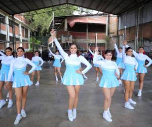 Las palillonas del Instituto Jesús Aguilar Paz se preparan con gran dedicación para deslumbrar en los desfiles de este 15 de septiembre, conmemorando el 203 aniversario de la independencia de Honduras. Reconocidas por su talento y belleza, las jóvenes han dedicado semanas a perfeccionar sus pasos y coreografías para rendir homenaje a la patria. Con entusiasmo y orgullo, las 15 jóvenes se aprestan a deslumbrar al público y destacar como uno de los mejores institutos en las fiestas patrias. A continuación las imágenes.