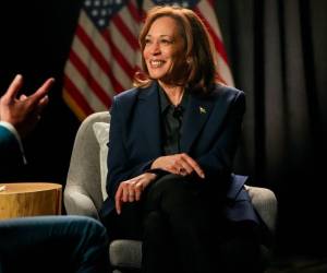 La trayectoria política de Kamala Harris se ha marcado por ser la “primera en todo”, pues a largo de su carrera se ha convertido en la primera mujer en jurar en cargos políticos importantes. Este 5 de noviembre espera volver a hacer historia y convertirse en la primera mujer presidenta de Estados Unidos.