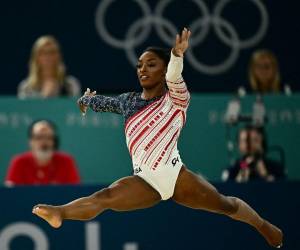 Simone Biles se llevó este martes su primera medalla de oro en París-2024 al guiar al equipo estadounidense a lo alto de la gimnasia artística de los Juegos Olímpicos. Aquí las imágenes de la rutina que la llevó a la victoria.