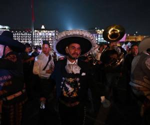 Miles de mexicanos se trasladaron en el Zócalo, la plaza central de Ciudad de México, luego que se declarara como ganadora de la presidencia de México, Claudia Sheinbaum, quien se convierte en la primera presidenta mandataria mujer en el país azteca. Sheinbaum, de 61 años y candidata del partido oficialista Morena, obtuvo entre 58% y 60% de los votos, más de 30 puntos por encima de su rival de centroderecha, Xóchitl Gálvez. A continuación las imágenes de la celebración.