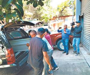 Momentos en que los familiares retiran el cuerpo del menor Yostin Jeancarlos Martínez Rodríguez, quien fue atacado a balazos junto a su tío Jorge Homer Martínez Rodríguez en la Villa de San Antonio.