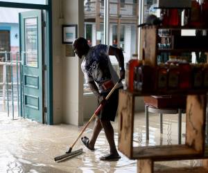 Las personas comenzaron a sacar el agua de sus viviendas y tiendas.