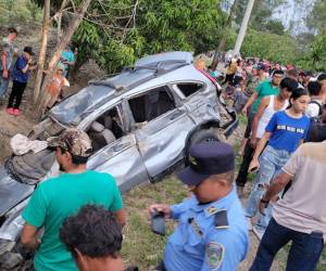 El vehículo en que se transportaban los afectados quedó totalmente destruido.