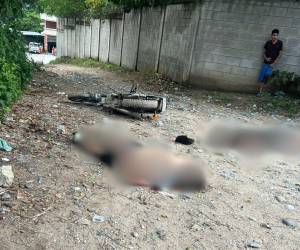 Los cuerpos de los hermanos quedaron a un costado de la motocicleta en la que se conducían.