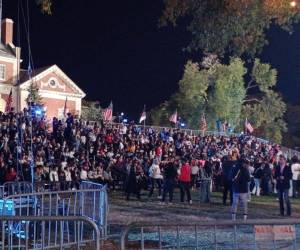 La seguridad alrededor del evento es estricta, mientras los estudiantes expresan su apoyo y expectativa por este momento histórico