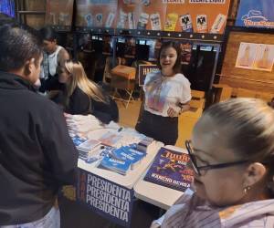 Simpatizantes de Rubén Gallego se reunieron la noche de este viernes -1 de noviembre- en el rancho Ochoa, donde los demócratas manifestaron apoyo a su candidatura al Senado. Se trata del primer latino que llegaría al senado por ese Estado.