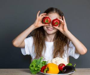 En el marco del Día Mundial del Alzheimer, que se conmemora el 21 de septiembre, un estudio señaló que el consumo regular de frutas y verduras (ricas en antioxidantes que les confieren colores vivos) está fuertemente asociado con tener mejores funciones cognitivas y un menor riesgo de demencia o de Alzheimer. A continuación, los detalles.