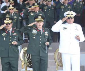 En la ceremonia de traspaso de mando, donde el general Roosevelt Hernández asumió como Jefe del Estado Mayor Conjunto, también se desarrollaron los actos de despedida de la XXV promoción de oficiales de las Fuerzas Armadas de Honduras.