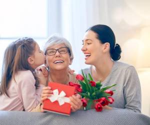 Lo más importante es que al momento de elegir qué regalarle a mamá pienses en ella, en sus gustos y cómo se sentirá con ese obsequio.