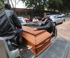 Ambos fallecidos tenían la misma edad, ambos eran hombres y la causa de su muerte era similar.