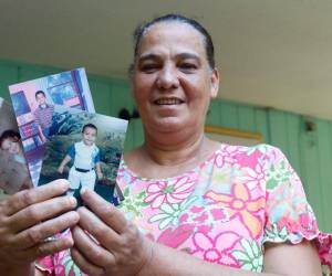 Doña Sue Johnson, con una sonrisa por delante, muestra las fotos de niño de su Edrick Menjívar. “Estoy muy orgullosa de él”, confesó.