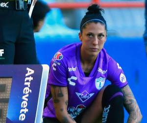 La mediocampista española de Pachuca, Jenni Hermoso, espera entrar al campo para jugar el partido de la liga mexicana de fútbol femenino entre Pachuca y Pumas en el estadio Hidalgo de Pachuca, Estado de Hidalgo, México, el 10 de septiembre de 2023.