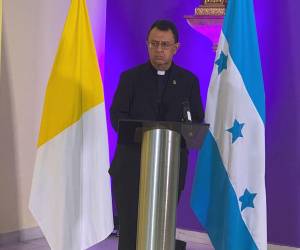 El portavoz de la Conferencia Episcopal de Honduras, Juan Ángel López, dando lectura pública al mensaje