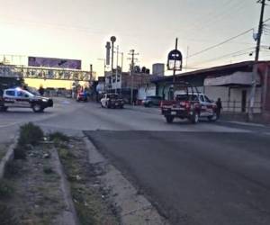 Uno de los cadáveres quedó tirado en medio de la calle cuando intentaba huir.