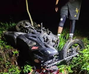 En la zona boscosa del accidente quedó la motocicleta, que cayó sobre el conductor durante el incidente.